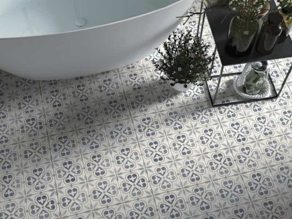 KAMARI QYMH1754BI37597_KAMARI_01_AMBIENTE_DETALLE_KAMARI_FINT_60X60_BANO_PICADO_SZ7